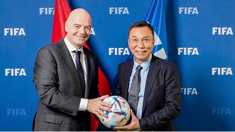 Simone Inzaghi celebrating with his Inter Milan players after beating Barcelona.